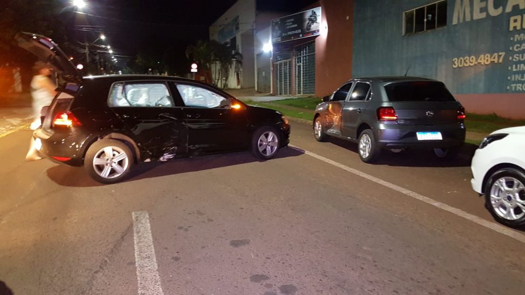 Golf colide contra moto e bate em Gol estacionado, no Bairro Coqueiral Golf colide contra moto e bate em Gol estacionado, no Bairro Coqueiral