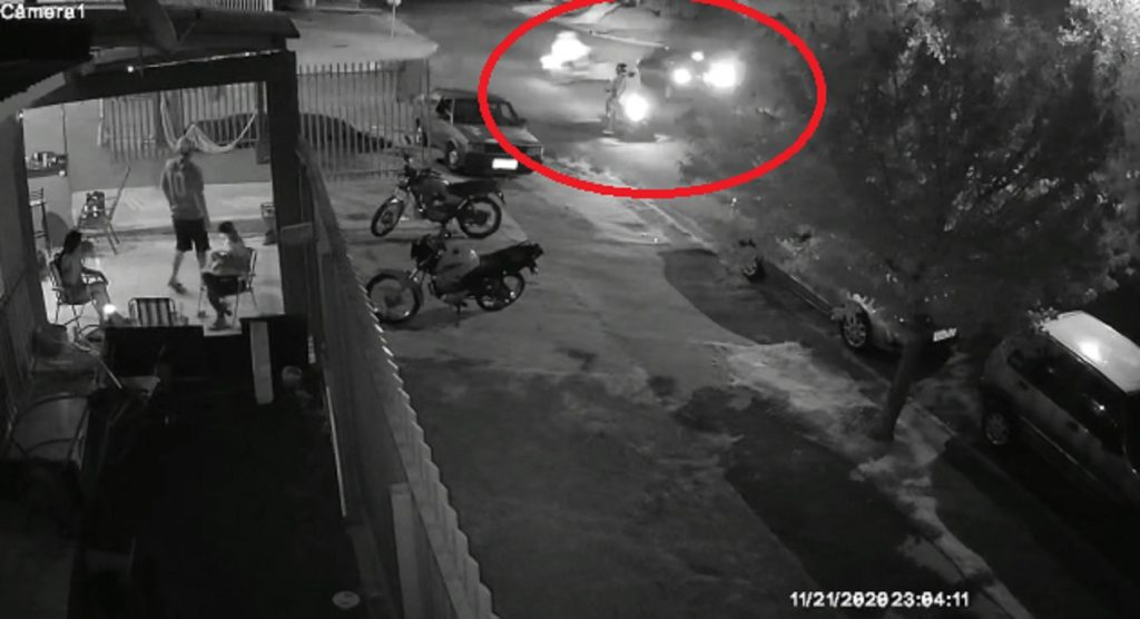 Câmera registra grave colisão entre carro e moto no Jardim Clarito Câmera registra grave colisão entre carro e moto no Jardim Clarito