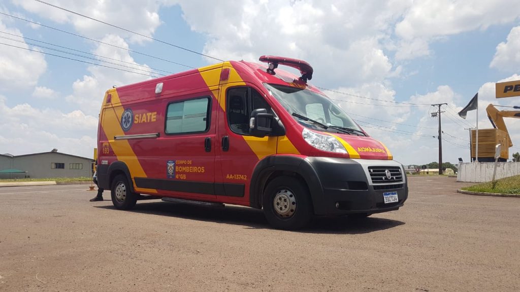 Carro e moto colidem na marginal da BR-277, em Cascavel