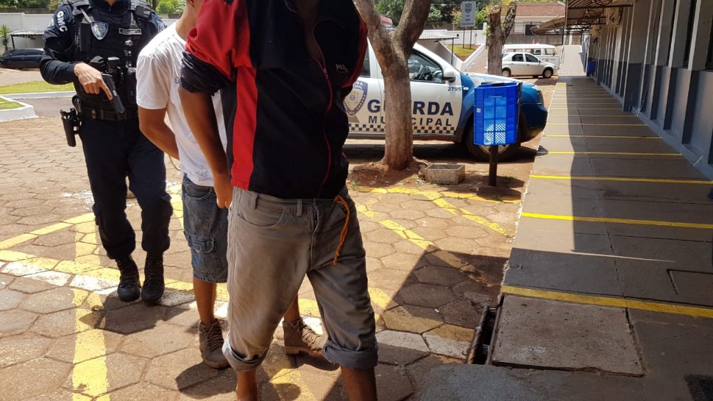 Dupla é detida após furto de portas em Cmei da Av. das Torres