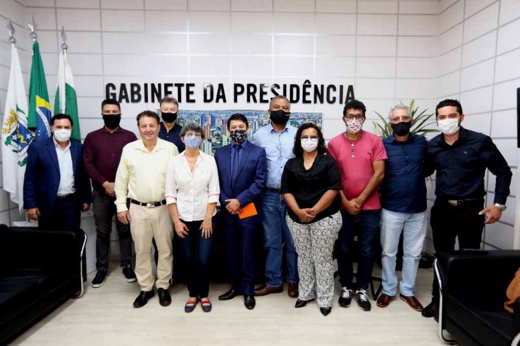 Novos vereadores eleitos são recepcionados pela presidência da Câmara Novos vereadores eleitos são recepcionados pela presidência da Câmara