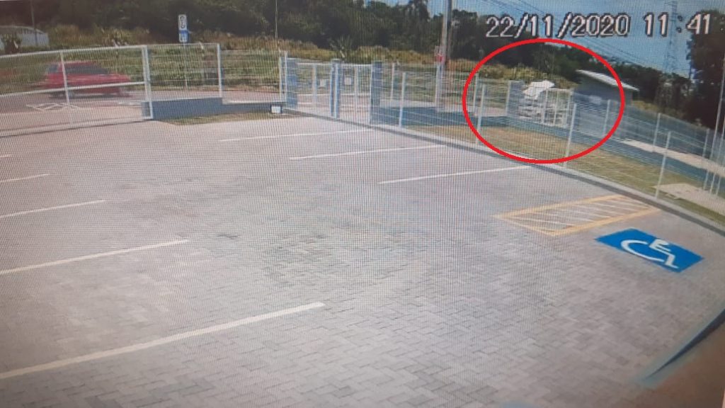Câmera mostra furto de portas em Cmei na Av. das Torres, no Parque Verde Câmera mostra furto de portas em Cmei na Av. das Torres, no Parque Verde