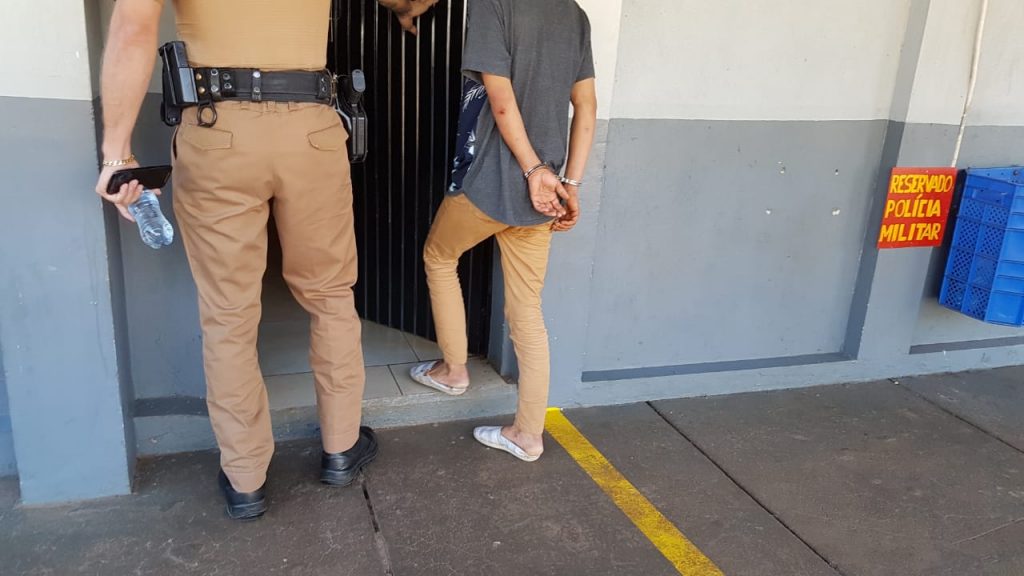 Mulher que tentava furtar em residência no Country é flagrada e detida por moradores Mulher que tentava furtar em residência no Country é flagrada e detida por moradores