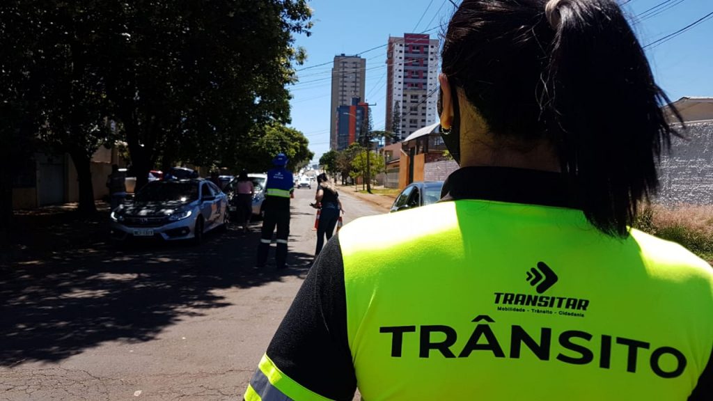 Agentes da Transitar realizam ação educativa na Rua Presidente Kennedy Agentes da Transitar realizam ação educativa na Rua Presidente Kennedy