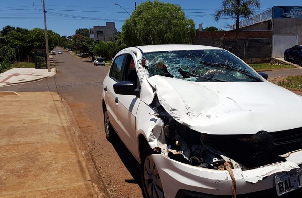 Forte colisão de trânsito envolve Gol e caminhão, no Bairro Morumbi Forte colisão de trânsito envolve Gol e caminhão, no Bairro Morumbi