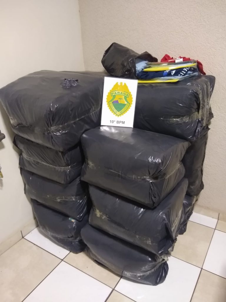 PM de Apucarana (PR) descobre paradeiro de autores de roubo à confecção e recupera 14 fardos de roupas