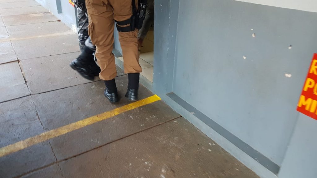 Homem é detido no Santa Cruz com mandado em aberto por tráfico