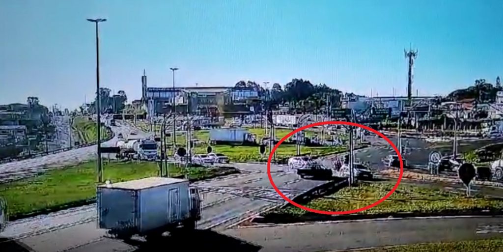 Câmera mostra acidente que deixou idosa gravemente ferida no Trevo Cataratas