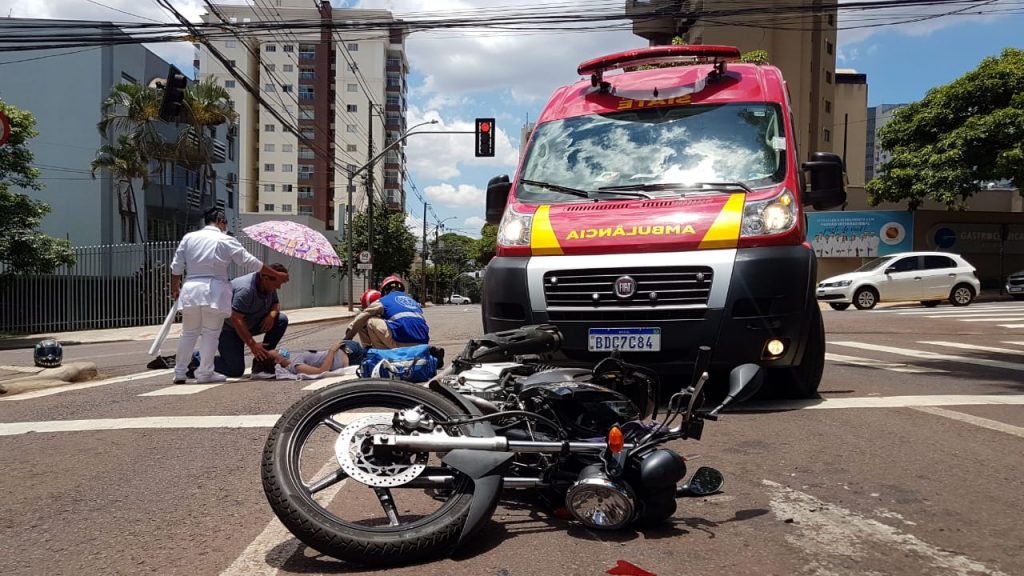 Motociclista fica ferida em acidente de trânsito na Rua Minas Gerais