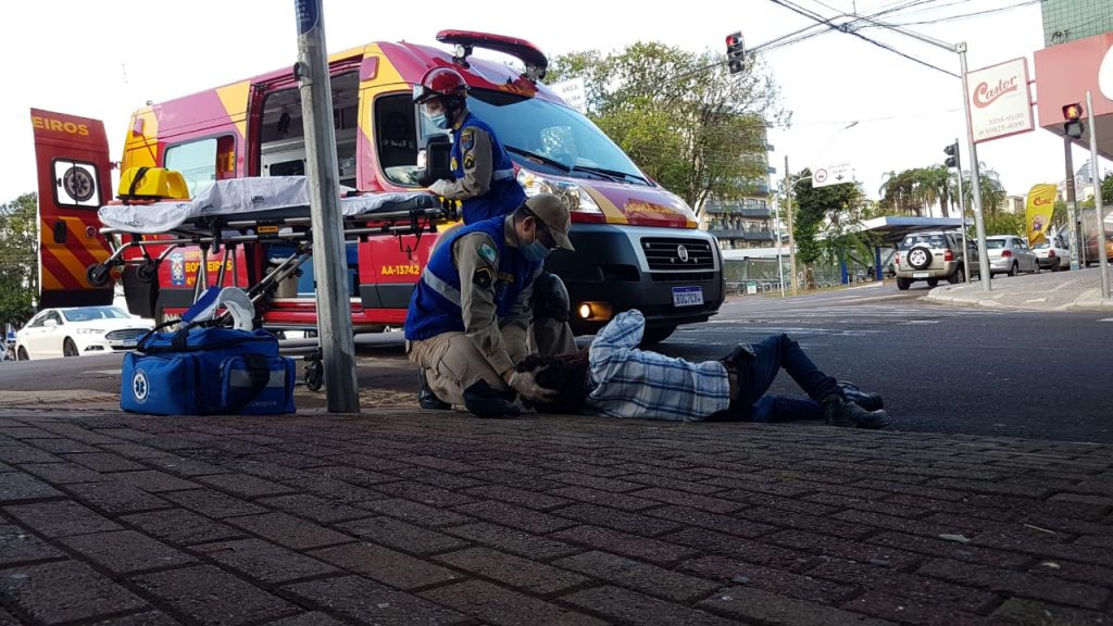 Homem de 42 anos é socorrido após sofrer queda no Centro