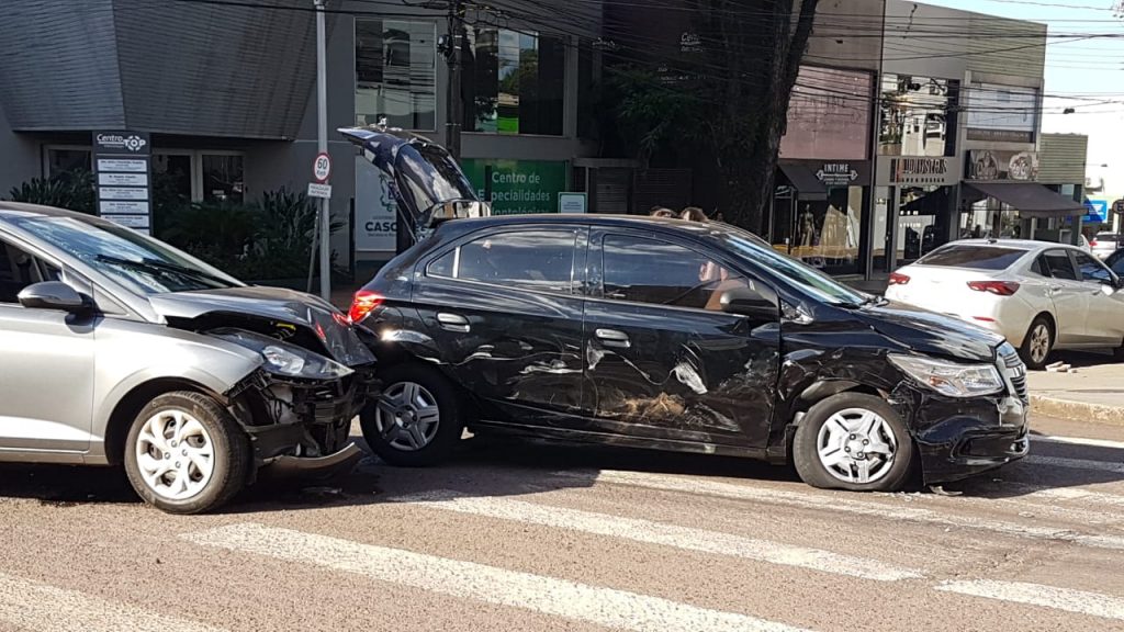 Mais um acidente é registrado na Rua Minas Gerais; desta vez a batida envolveu um HB20 e um Onix