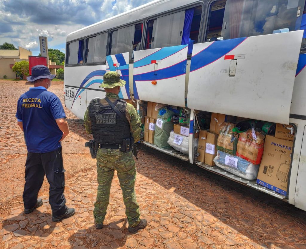 Ônibus é apreendido com R$ 130 mil em mercadorias contrabandeadas