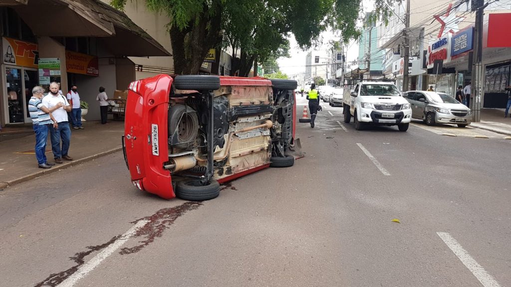 Carro tomba após colisão na Rua Paraná, em Cascavel