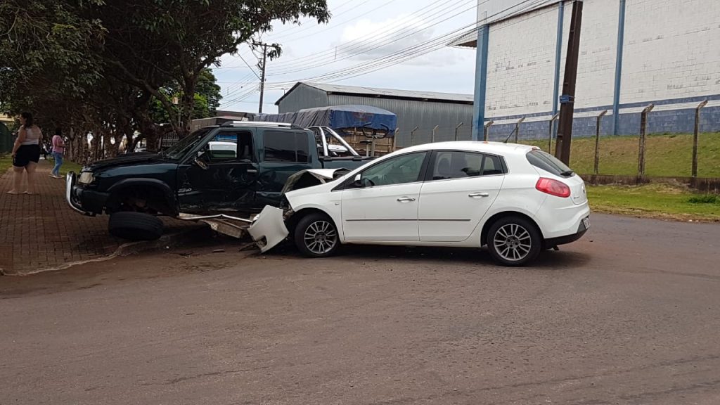 S-10 e Fiat Bravo batem em cruzamento no Bairro Country