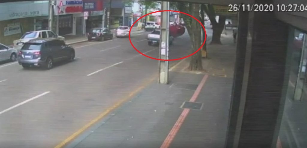 Câmera flagra acidente na Rua Paraná; Sandero ficou tombado após a colisão