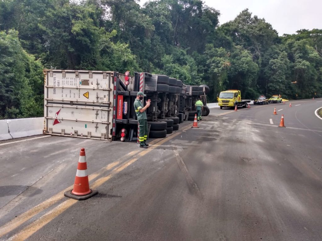 Carreta tomba em Nova Laranjeiras e motorista fica ferido