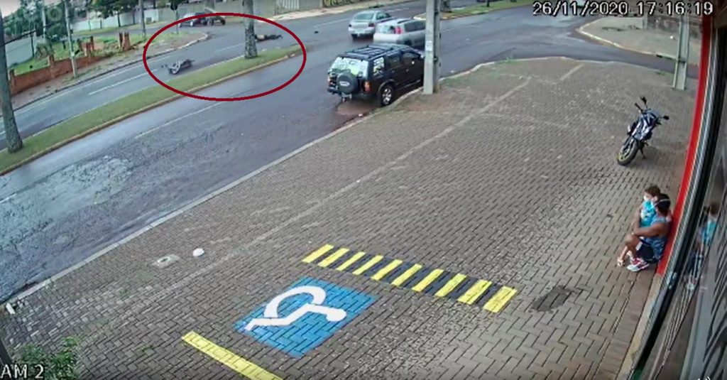 Câmera flagra acidente em que motociclista sofreu grave lesão no braço