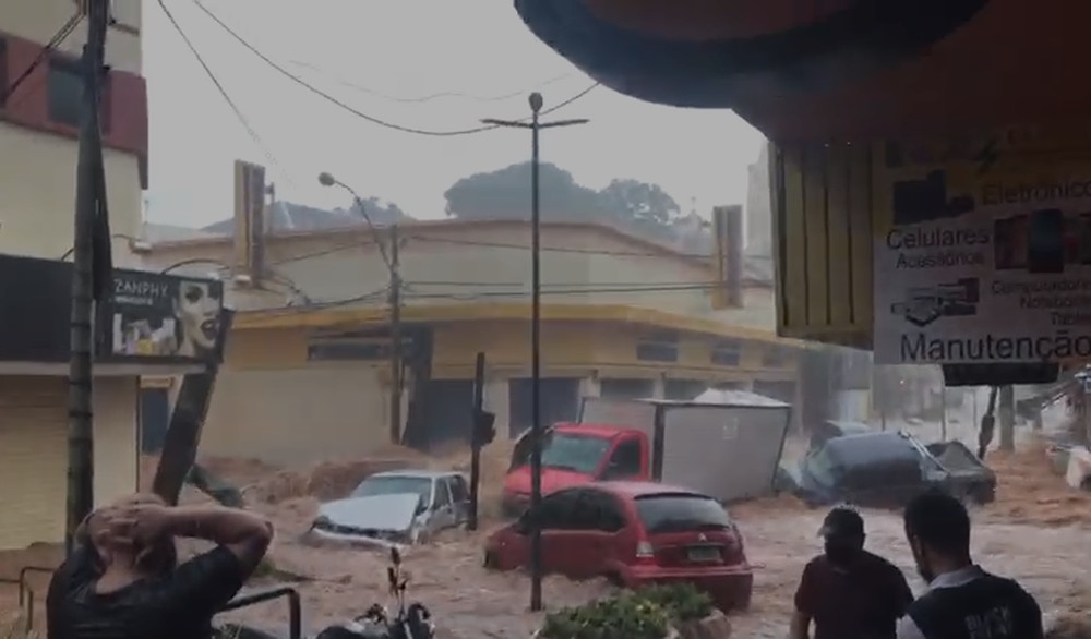 Impressionante: Vídeos mostram carros sendo arrastados durante temporal em São Carlos