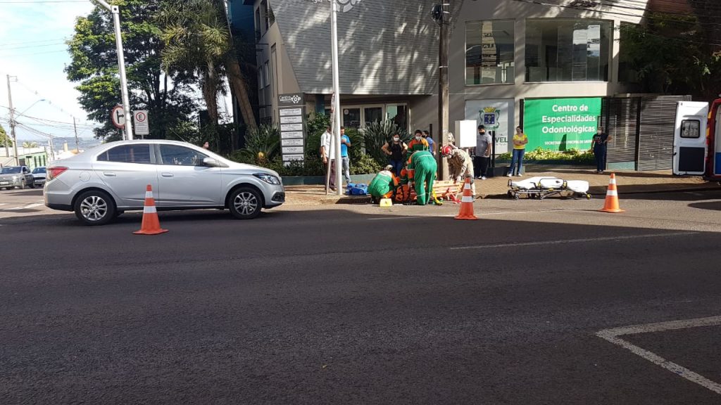 Mulher é socorrida após ser atropelada por carro na Rua Minas Gerais