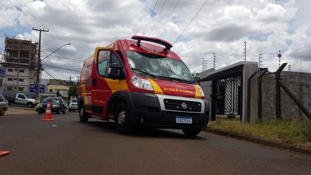 Ciclista fica ferido ao colidir contra carro na Rua Rio da Paz