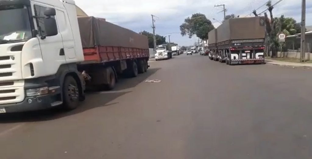 Motorista reclama de carretas que estariam deixando Rua Padre Anchieta estreita