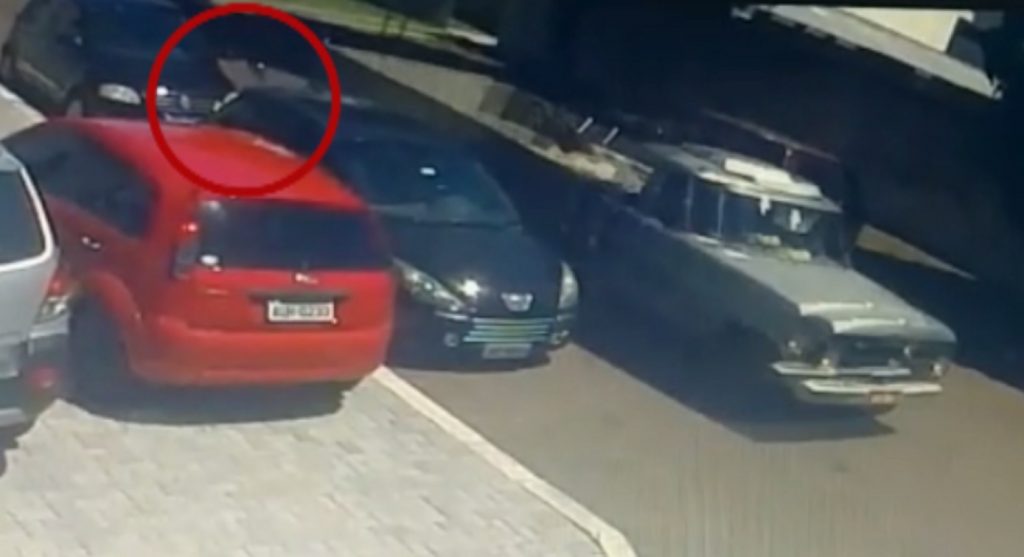 Caminhão atinge retrovisor de carro estacionado e internauta procura pelo condutor