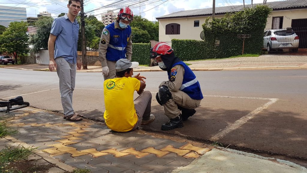 Moto e bicicleta batem no Bairro Neva