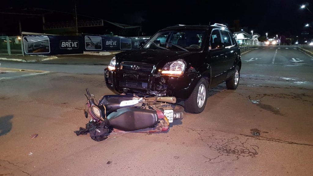 Carro e moto colidem na JK com a Rua das Palmeiras