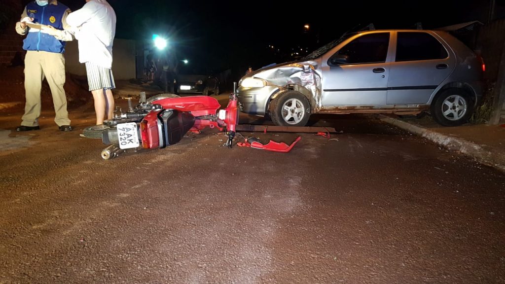 Motociclista para em para-brisa de carro em colisão no Interlagos