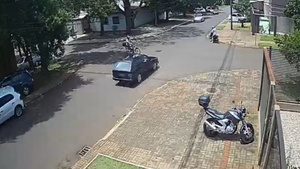 Câmera flagra acidente no Bairro Neva, em Cascavel