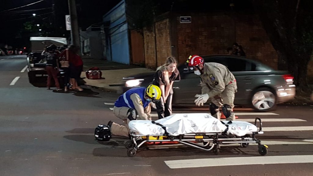 Entregador de comida, motociclista fica ferido em acidente no Centro