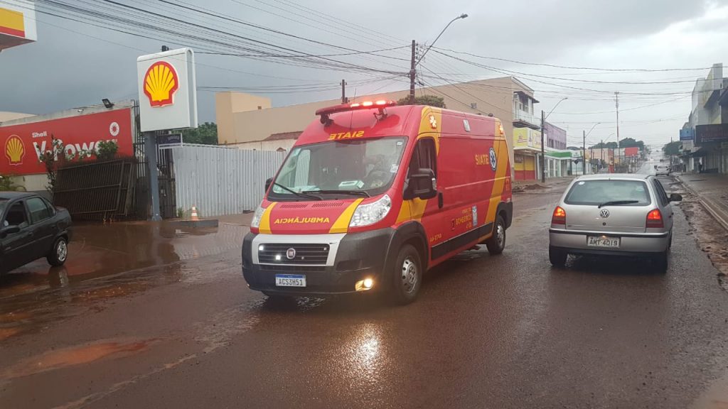 Após se desequilibrar em ‘valeta’ no meio da rua, motociclista sofre queda e fica ferido