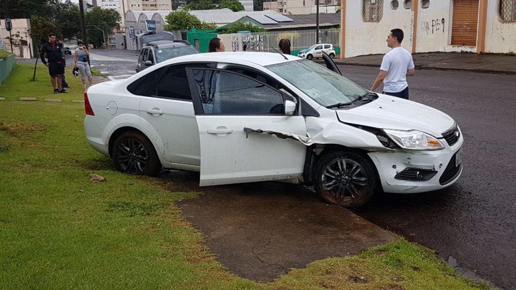 Durante conversão, Focus atinge Duster estacionada, no Centro