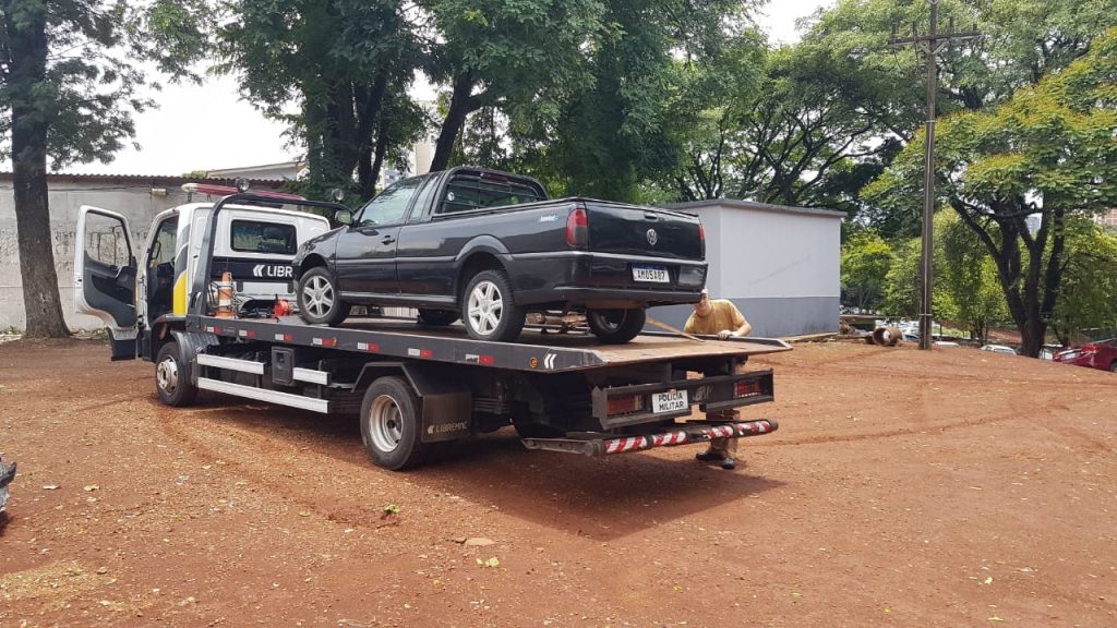 Saveiro é recuperada pela PM e levada ao pátio da delegacia