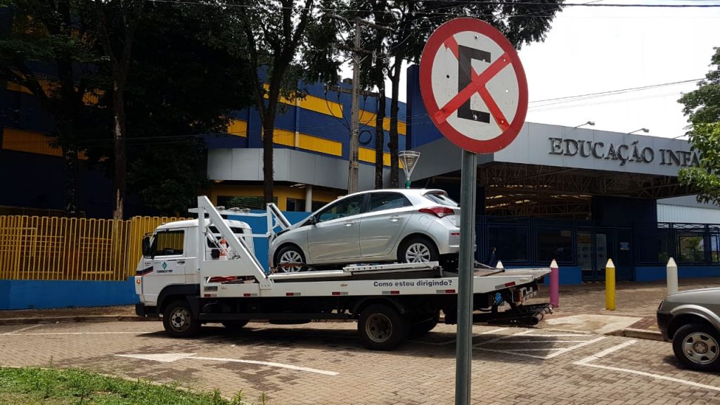 HB20 estacionado irregularmente e com documentação atrasada é apreendido pela Transitar