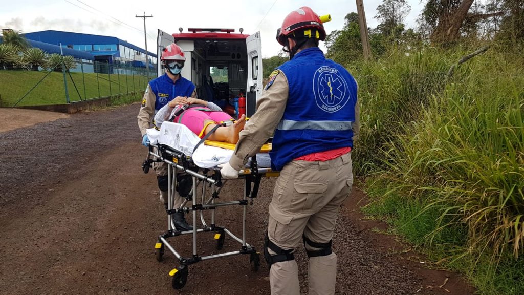 Mulher fica ferida ao sofrer queda de moto na Estrada do Aeroporto