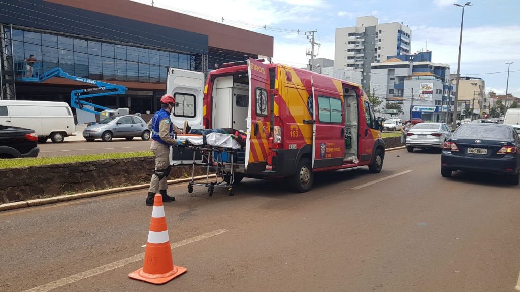 Carro e moto batem na Avenida Carlos Gomes
