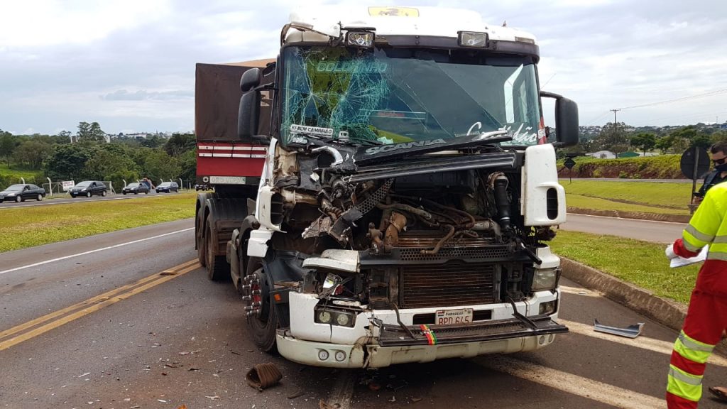 Carretas se envolvem em acidente na BR-277, em Cascavel