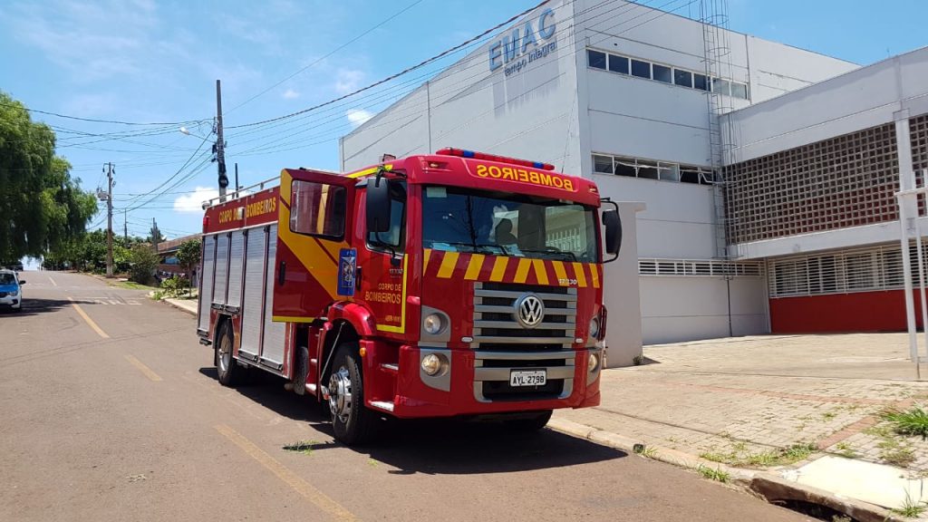 Bombeiros capturam cobra nas dependências de escola no Angra dos Reis