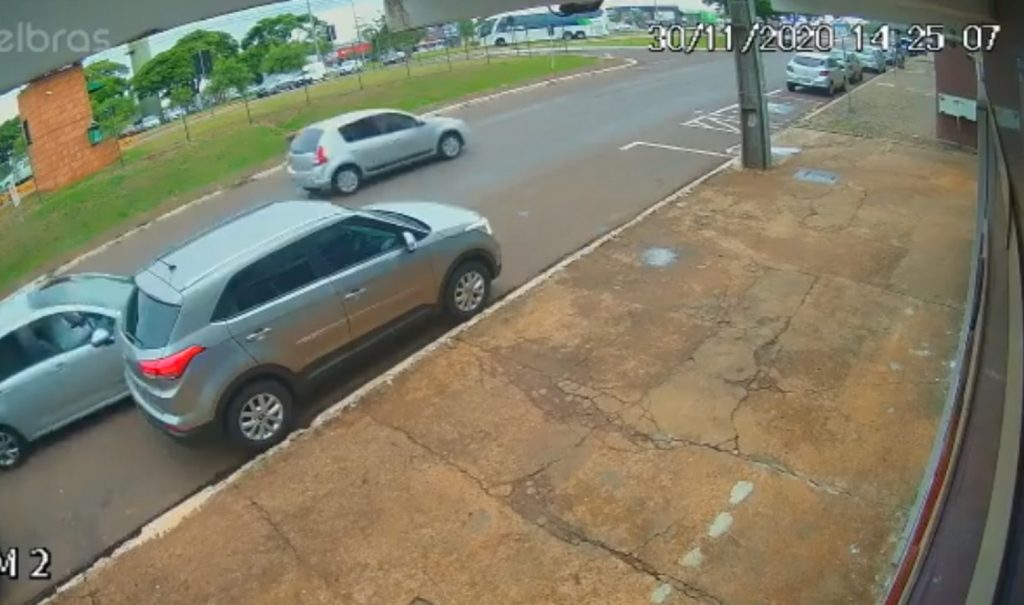 Homem procura por motorista que atingiu veículo estacionado na Rua JK, perto da rodoviária