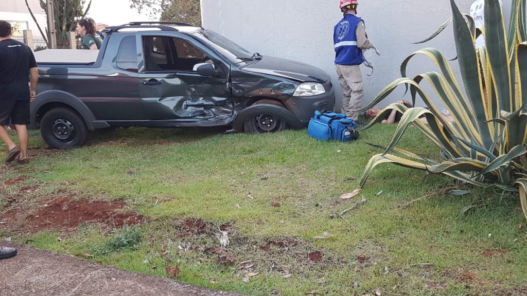 Após colisão entre carros, dois pedestres são atropelados no Country