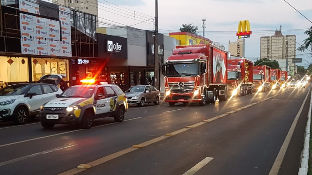 Caravana da Coca-Cola chama a atenção em vários bairros de Cascavel