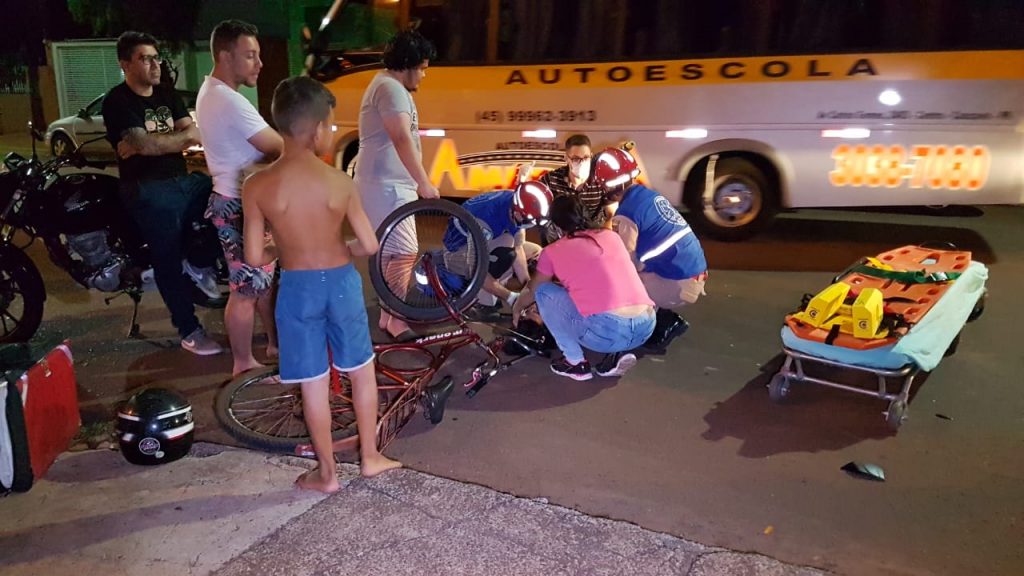 Moto e bicicleta batem na Rua Rio da Paz e adolescente fica ferido