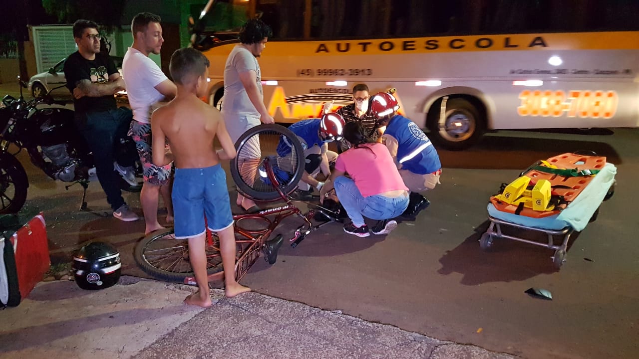 Imagem referente a Moto e bicicleta batem na Rua Rio da Paz e adolescente fica ferido