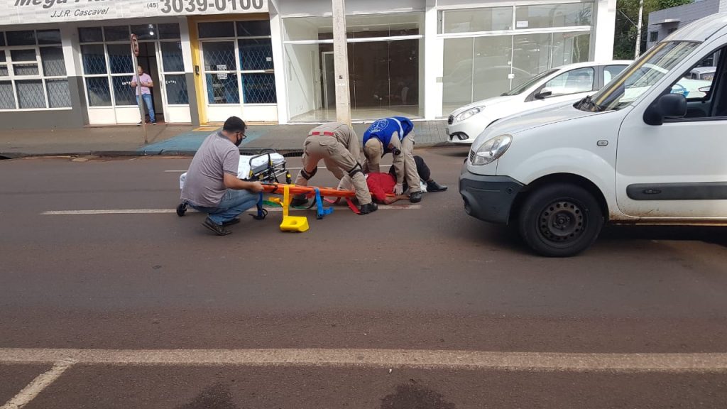 Homem atropelado na Avenida Barão do Cerro Azul é socorrido pelo Siate