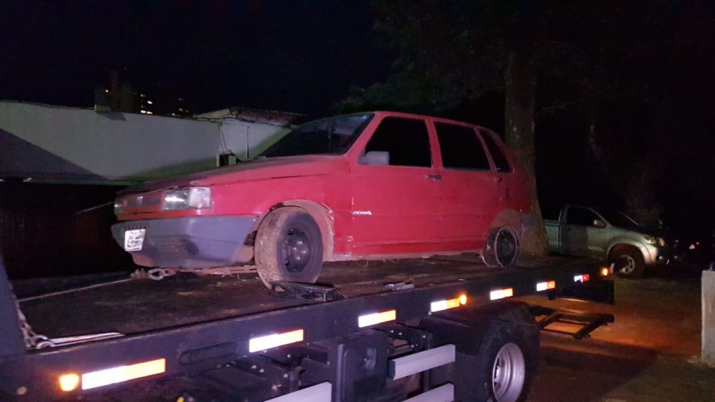 Carro furtado no Centro é encontrado abandonado