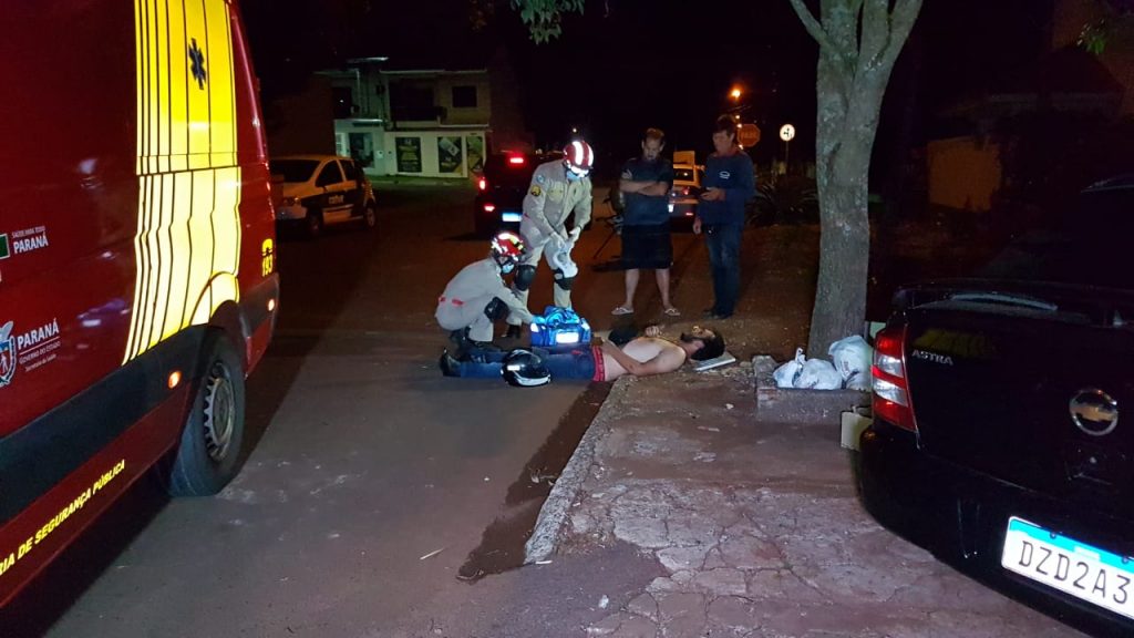 Moto bate em caçamba de entulho no Bairro Coqueiral