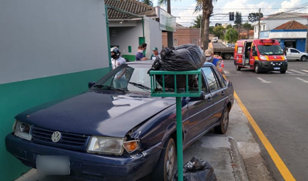 Ciclista fica ferido em batida contra carro em Ponta Grossa