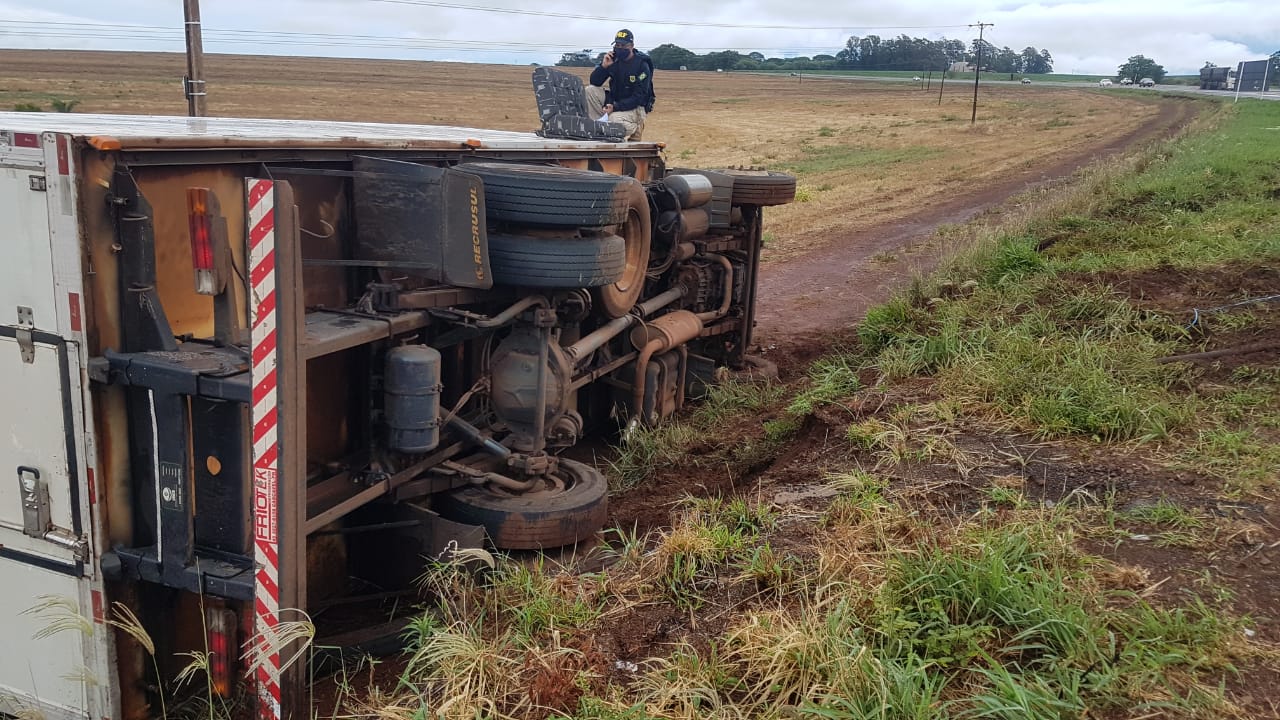 Caminhão tomba na BR-467, derruba radar e Siate é acionado