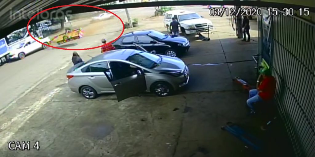 Carretinha que era puxada por caminhonete capota várias vezes após acidente no Maria Luíza; veja o vídeo